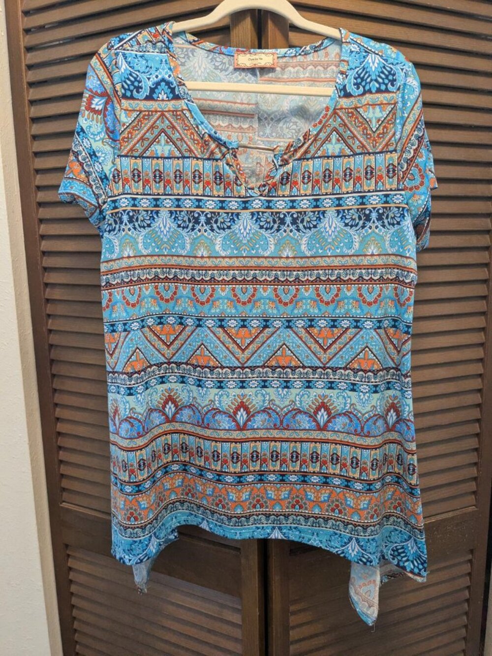 C'est La Vie Top Aztec Graphic Multi Color Shark Tail Hem Metal Bar Neckline XL